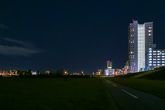 東豊線の上辺りを歩いて行く