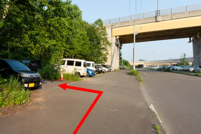左に曲がって細道を進む