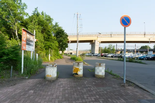 駅を出て進む