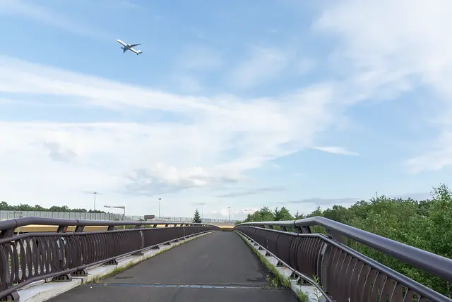 歩行者専用道。飛行機。