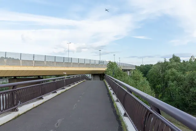 歩行者専用道。飛行機。