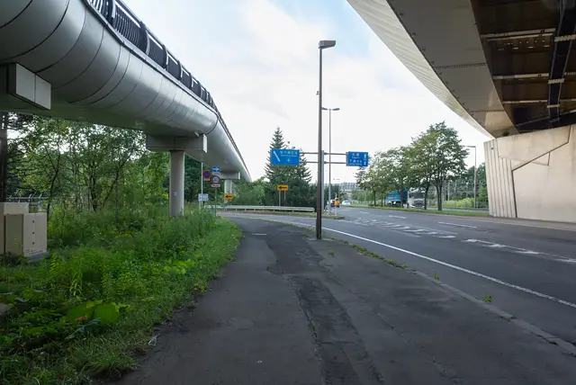 国道36号線と分かれて空港へ向かう
