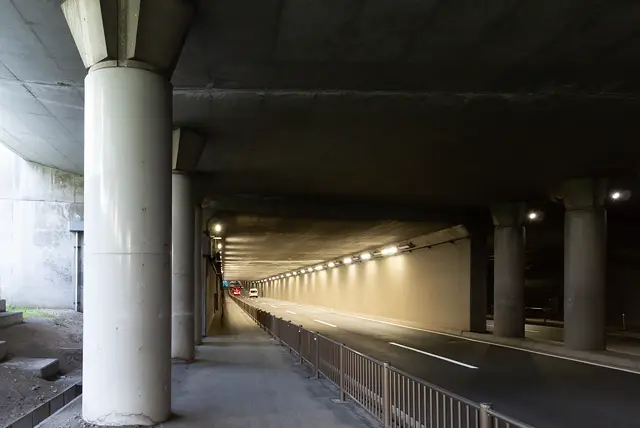空港施設の下を通るアンダーパス