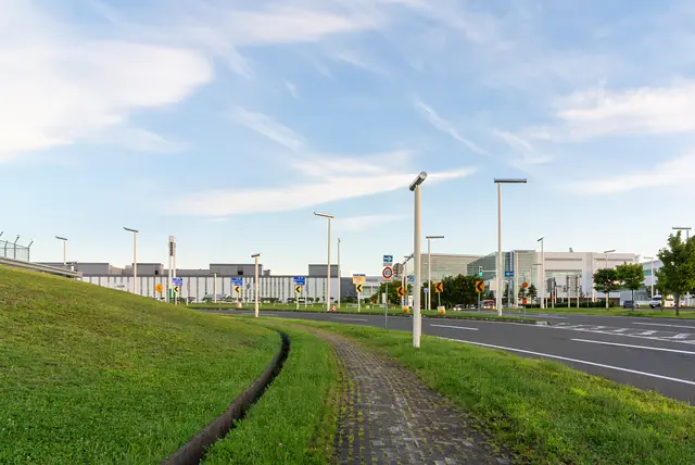 国際線ターミナルと歩道