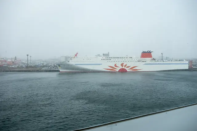 ３月頃の雨の日に苫小牧西港に入ってきた太平洋フェリーから見た苫小牧西港の様子