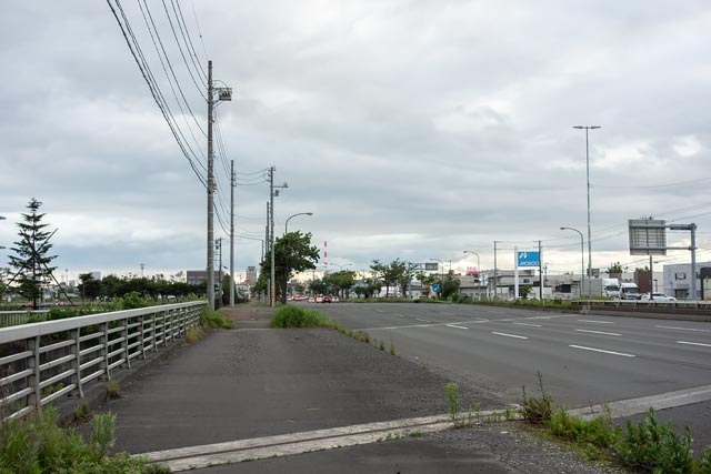 道道259号線にぶつかったら左に曲がって進む