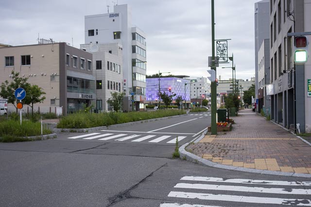 苫小牧駅に向かう道