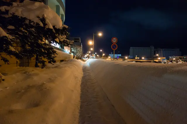 ウィングベイ小樽の横の海沿いの歩道　冬の夜間