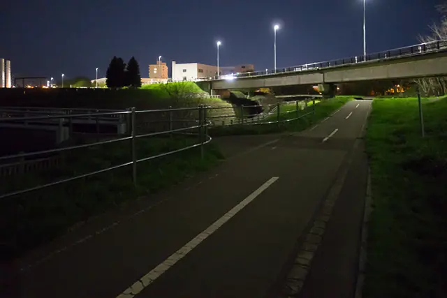左に「わんぱく翔橋」があるが渡らず、まっすぐ進んで山鼻川沿いの遊歩道を進む