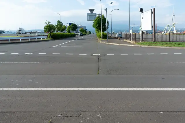 室蘭フェリーターミナルまでの道 歩行者のことをほとんど考えていない道路