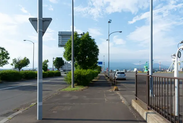 車道を渡って引き続き歩道を進む