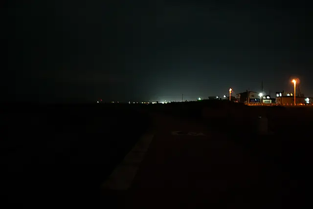 夜のふるさと海岸の遊歩道。ほぼ真っ暗。
