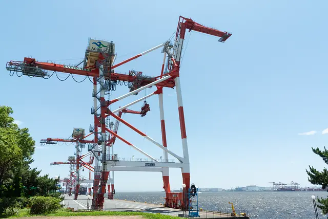 青海コンテナ埠頭のクレーン