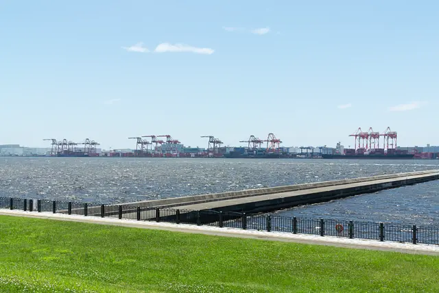 対岸にあるクレーンの数々