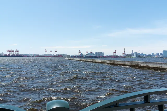 海とクレーンなど