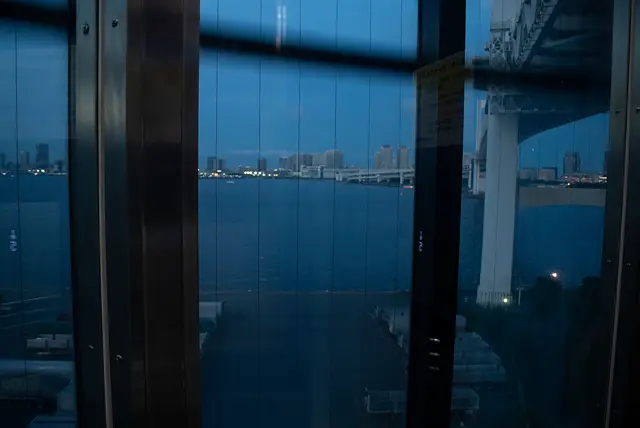 エレベーターで橋の歩道まで上がる