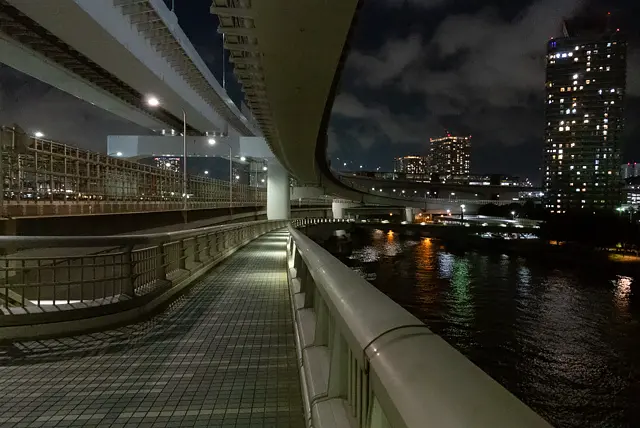 臨海副都心側の歩道