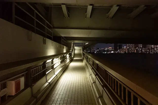 北側と南側の歩道の連絡通路