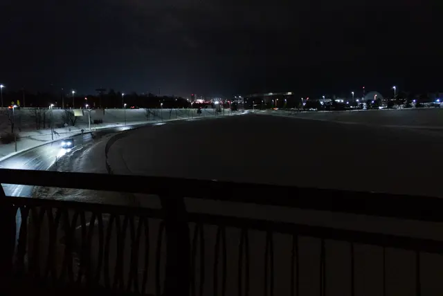 歩行者用の橋から新千歳空港の方を見る(2026年2月)