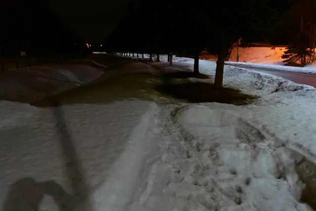 新千歳空港へ続く道(2026年2月頃)。この時はたまたま雪が少なめで人が歩いてできた細道があったため進めた