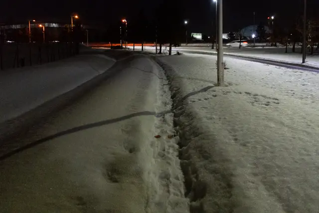 新千歳空港へ続く道(2026年2月頃)。この時はたまたま雪が少なめで人が歩いてできた細道があったため進めた