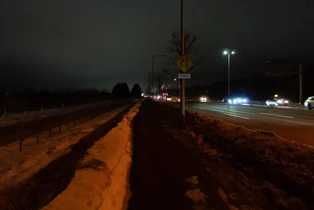 南千歳駅から千歳駅へ向かう国道36号線の歩道(2026年2月)