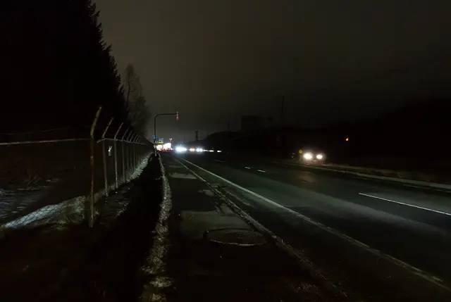 南千歳駅から千歳駅へ向かう国道36号線の歩道。途中からは照明もなく道幅も狭くなる(2026年2月)