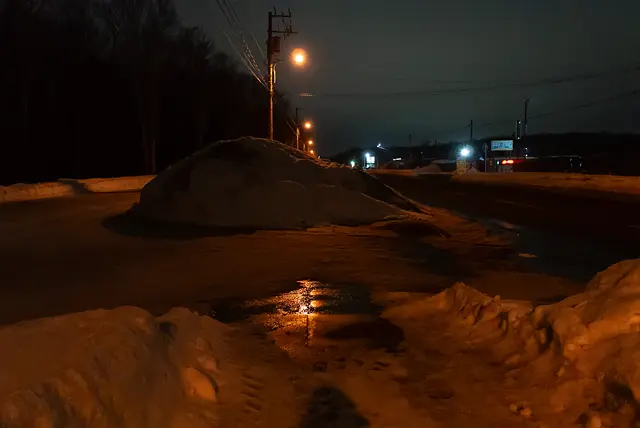 南千歳駅から空港と反対側へ出て進んで千歳駅へ向かう道。途中までしか除雪されていなかった。(2026年2月)