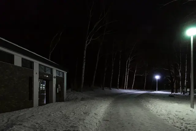 「きのこ広場」の近くのトイレ。冬は閉鎖されている(2026年12月)